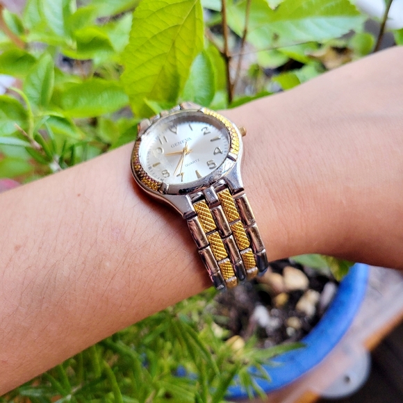 Vintage Geneva Quartz Classic Silver & Gold Womens Womans Round Analog Watch - Picture 6 of 9